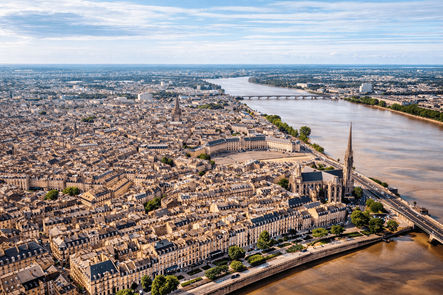 Vue aérienne de Bordeaux et la Garonne — 5 agences BGA Location en Gironde