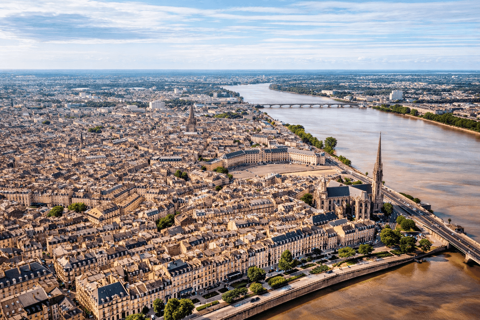 Vue aérienne de Bordeaux et la Garonne — 5 agences BGA Location en Gironde