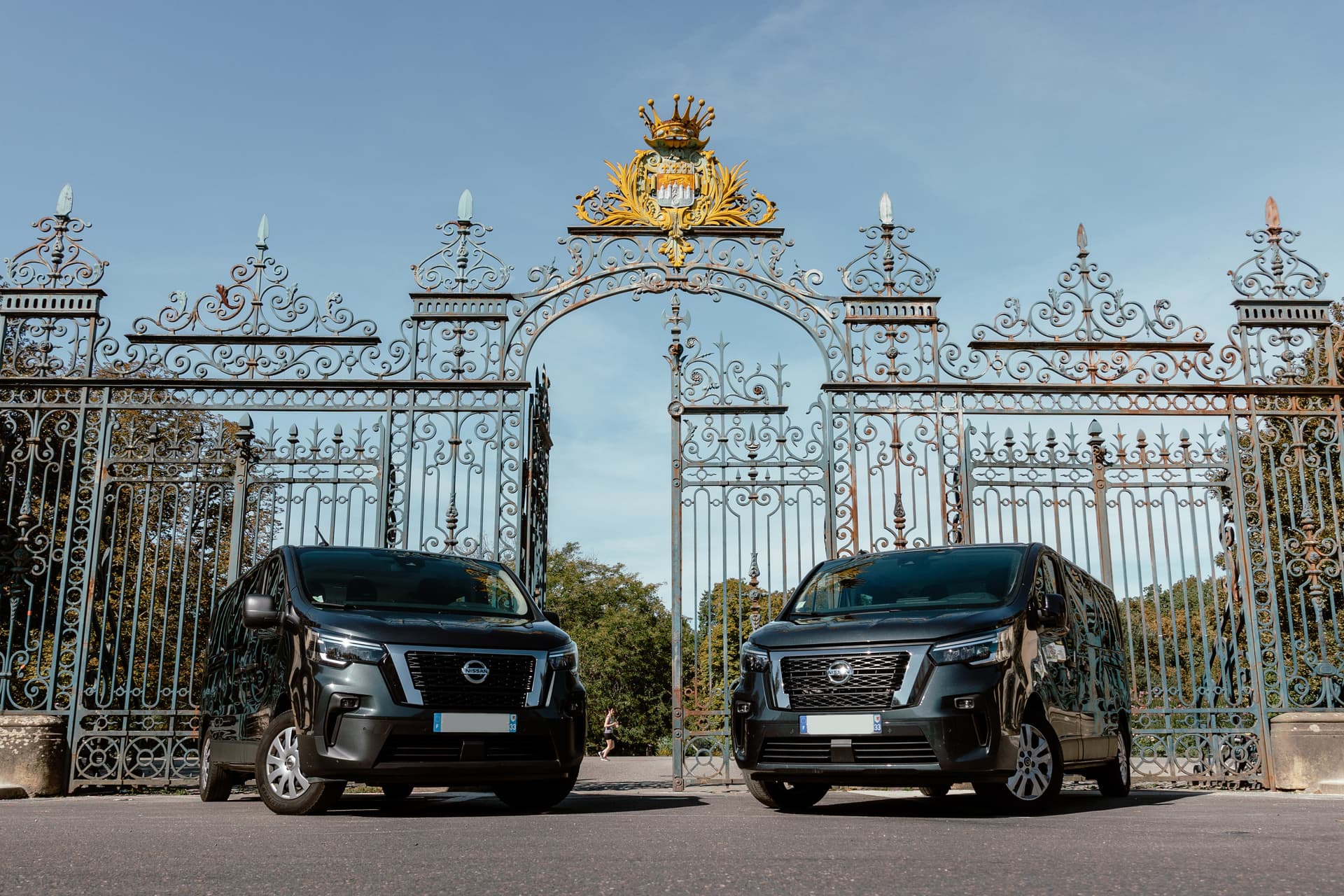 Location minibus 9 places à Bordeaux — deux Nissan NV300 devant un château bordelais — BGA Location